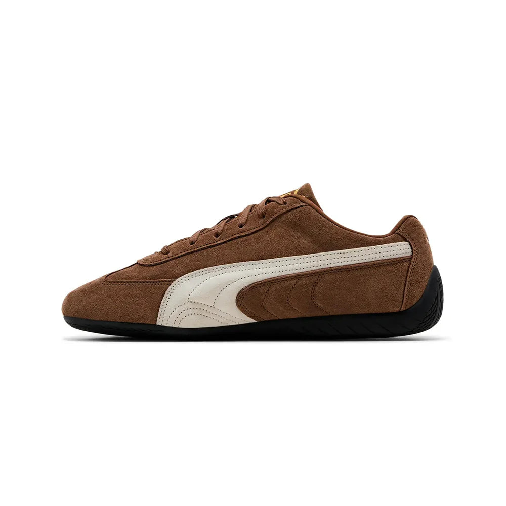 Puma Puma Speedcat OG 'Haute Coffee Frosted Ivory' (Gold Tongue Logo) (2024) Puma Speedcat OG Haute Coffee Frosted Ivory (Gold Tongue Logo) reinvigorates a motorsport legend for the modern streetwear...